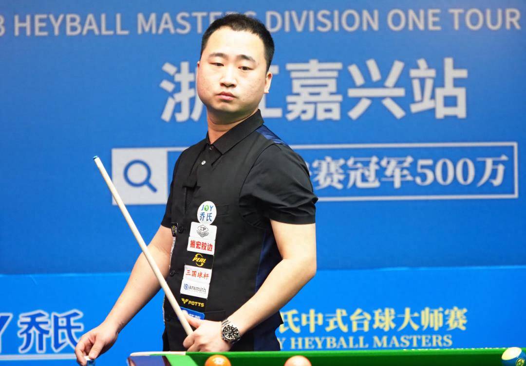 东契奇意外摔进美女助教怀中 满脸享受笑容.