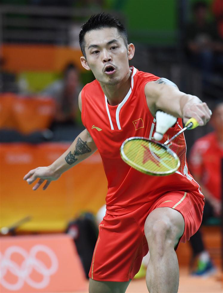 东契奇意外摔进美女助教怀中 满脸享受笑容.