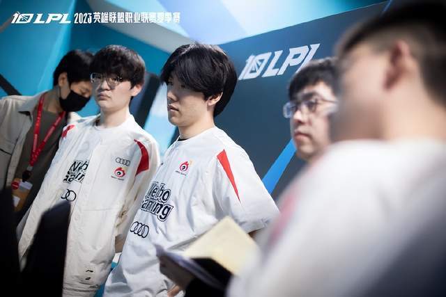 赌场防范课： 遇到“主动搭讪并宣称有必胜秘籍”的人，该如何识破骗局？（赌场防骗指南：如何识破主动搭讪兜售“稳赚秘籍”的骗局？）